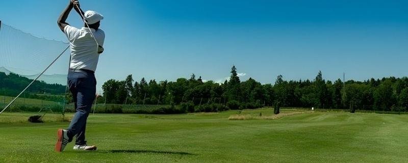 Golfspieler schlägt ab auf der Driving Range Mägenwil