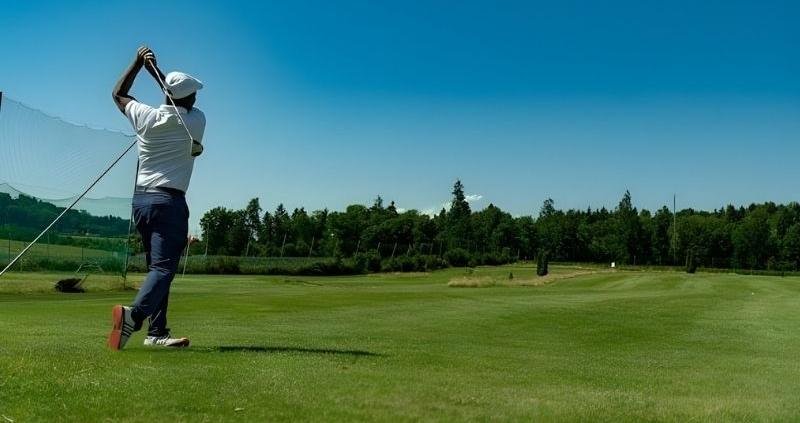 Golfspieler schlägt ab auf der Driving Range Mägenwil