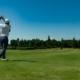 Golfspieler schlägt ab auf der Driving Range Mägenwil